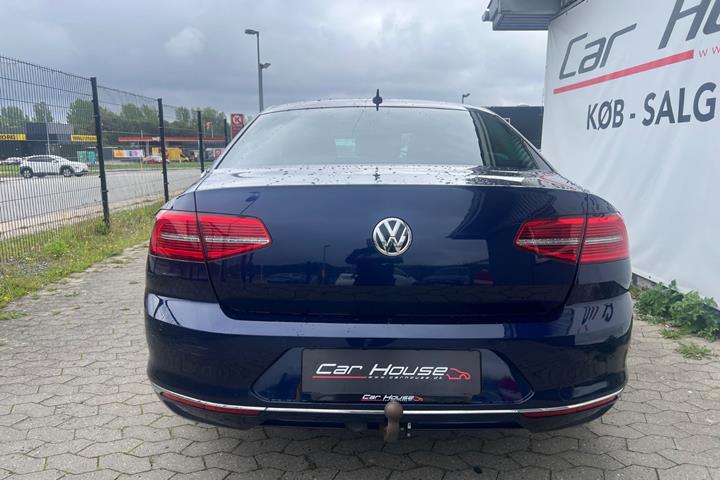 Blå VW Passat fra 2018