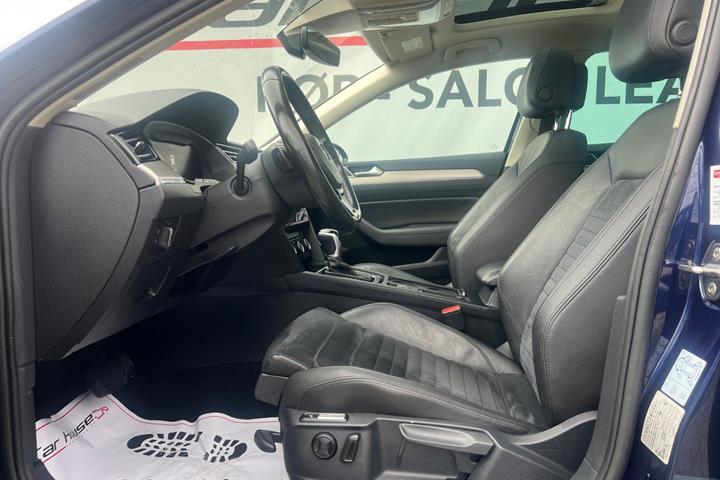Blå VW Passat fra 2018