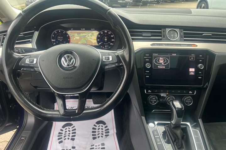 Blå VW Passat fra 2018