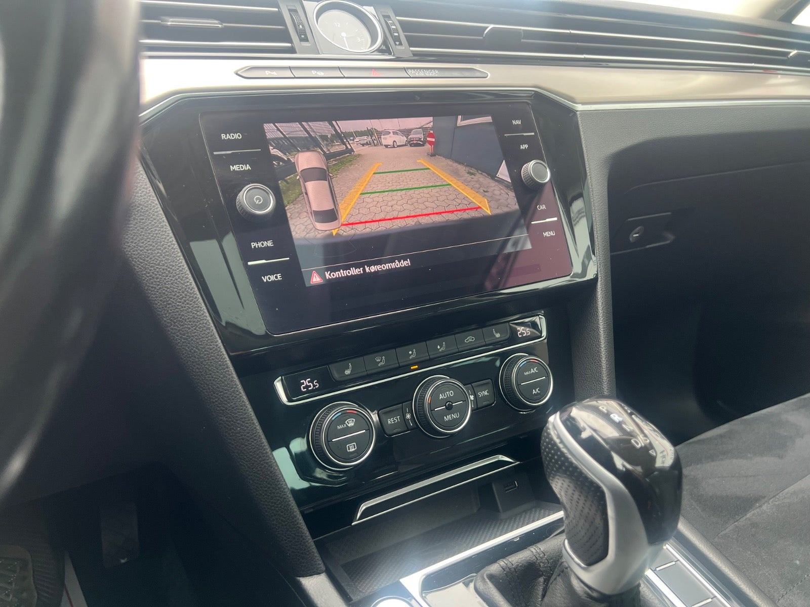 Blå VW Passat fra 2018