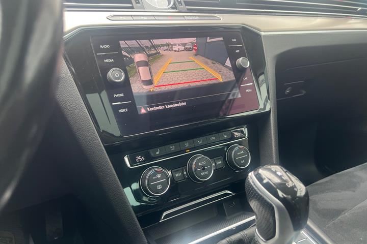 Blå VW Passat fra 2018