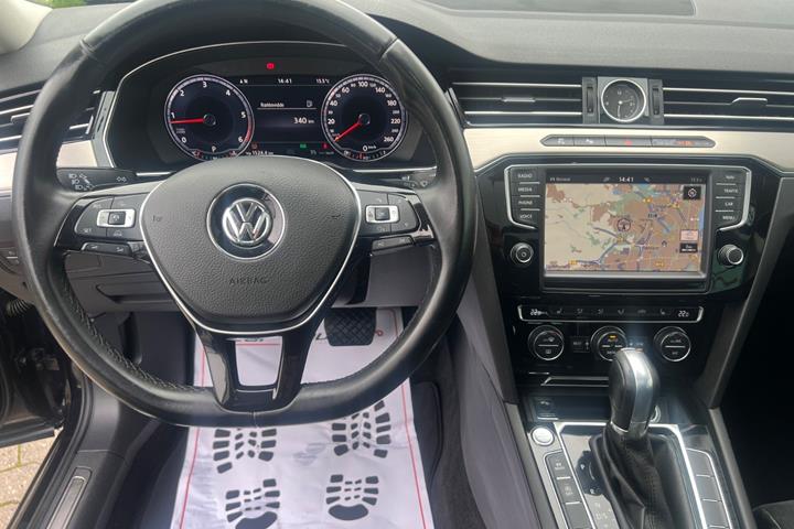 Sort VW Passat fra 2016