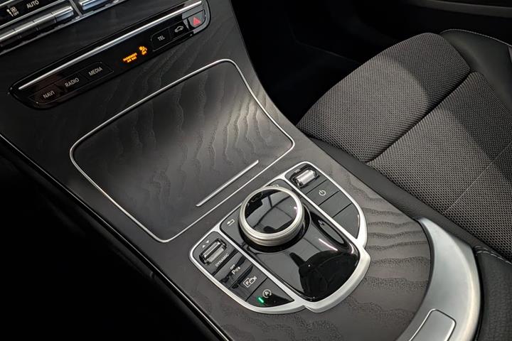 Sølv Mercedes C200 fra 2018