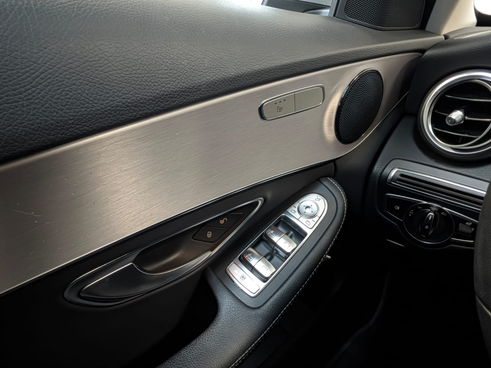 Sølv Mercedes C200 fra 2018