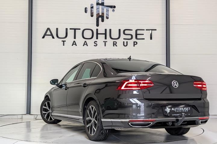 Grå VW Passat fra 2019