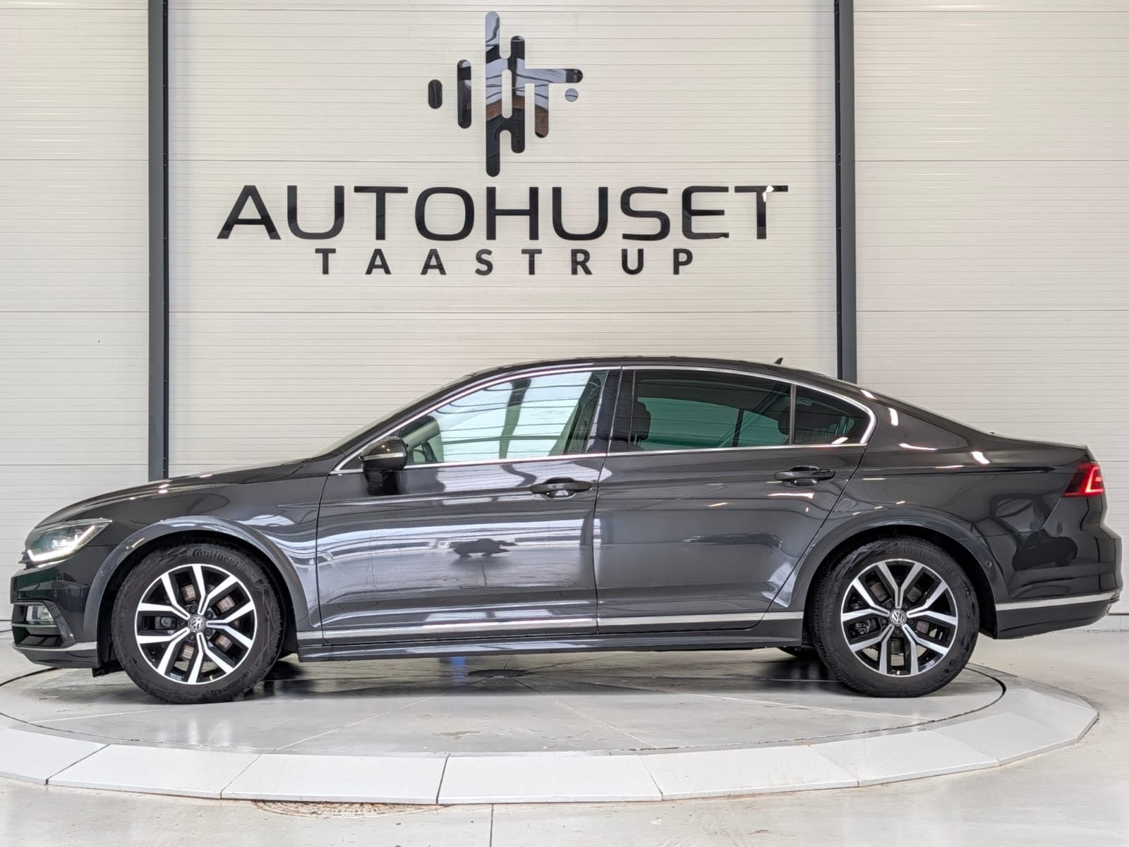 Grå VW Passat fra 2019