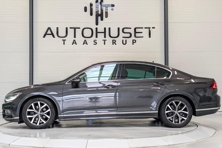 Grå VW Passat fra 2019