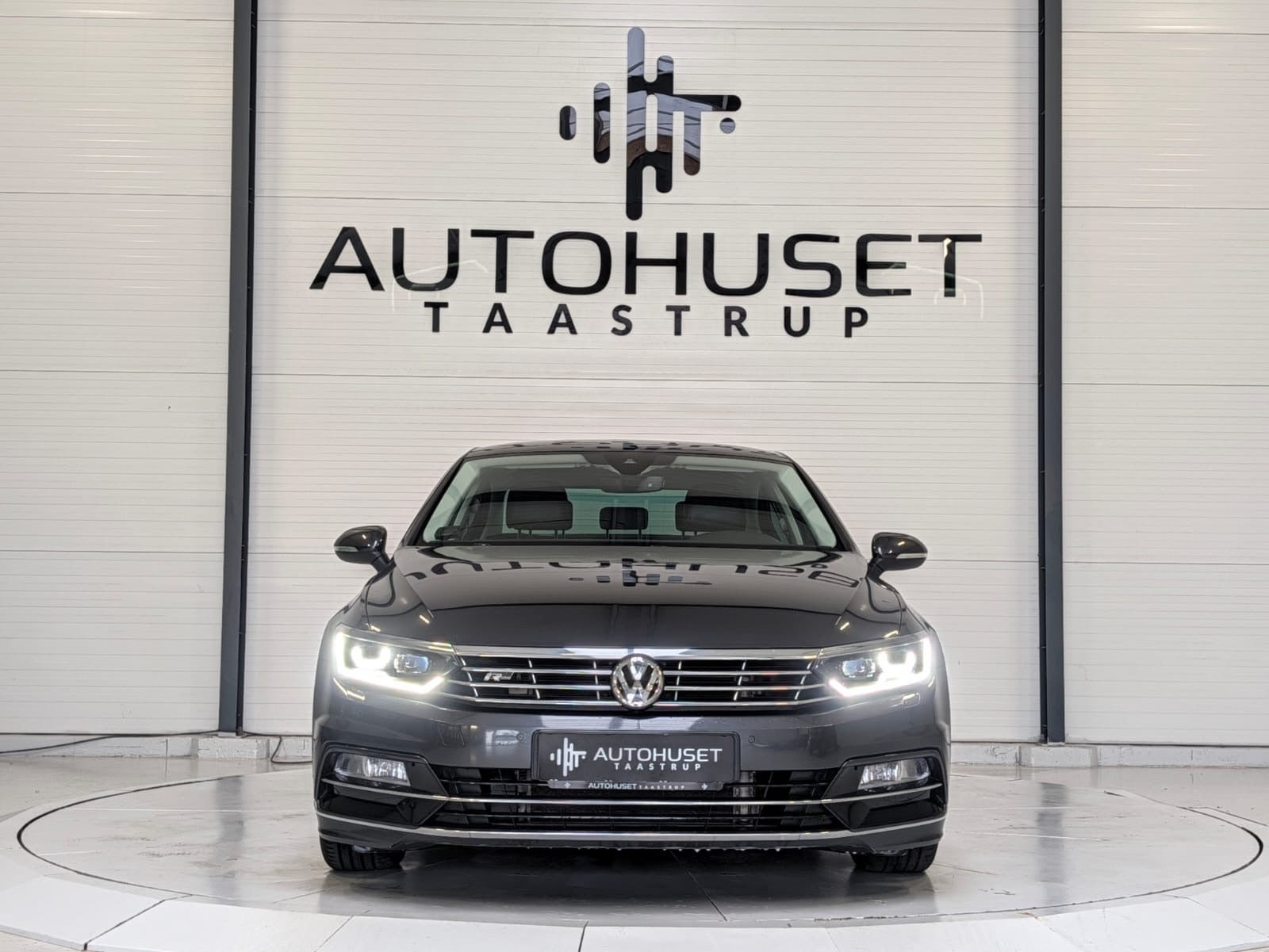 Grå VW Passat fra 2019