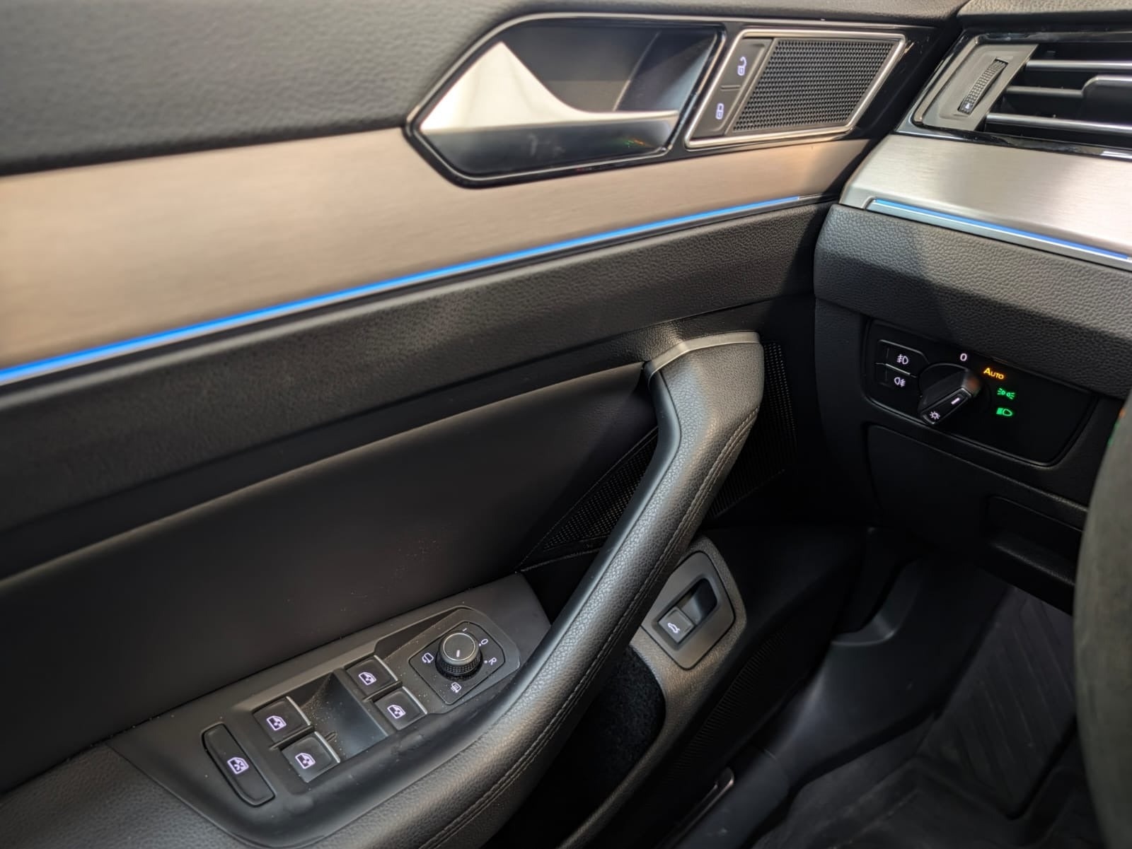 Grå VW Passat fra 2019