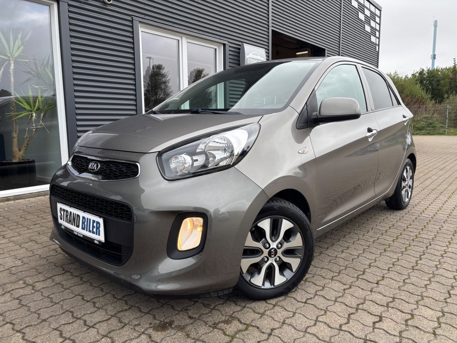 Grå Kia Picanto fra 2016