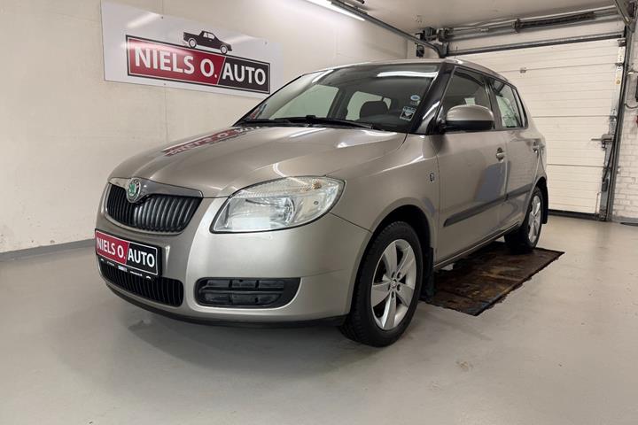 Grå Skoda Fabia fra 2008