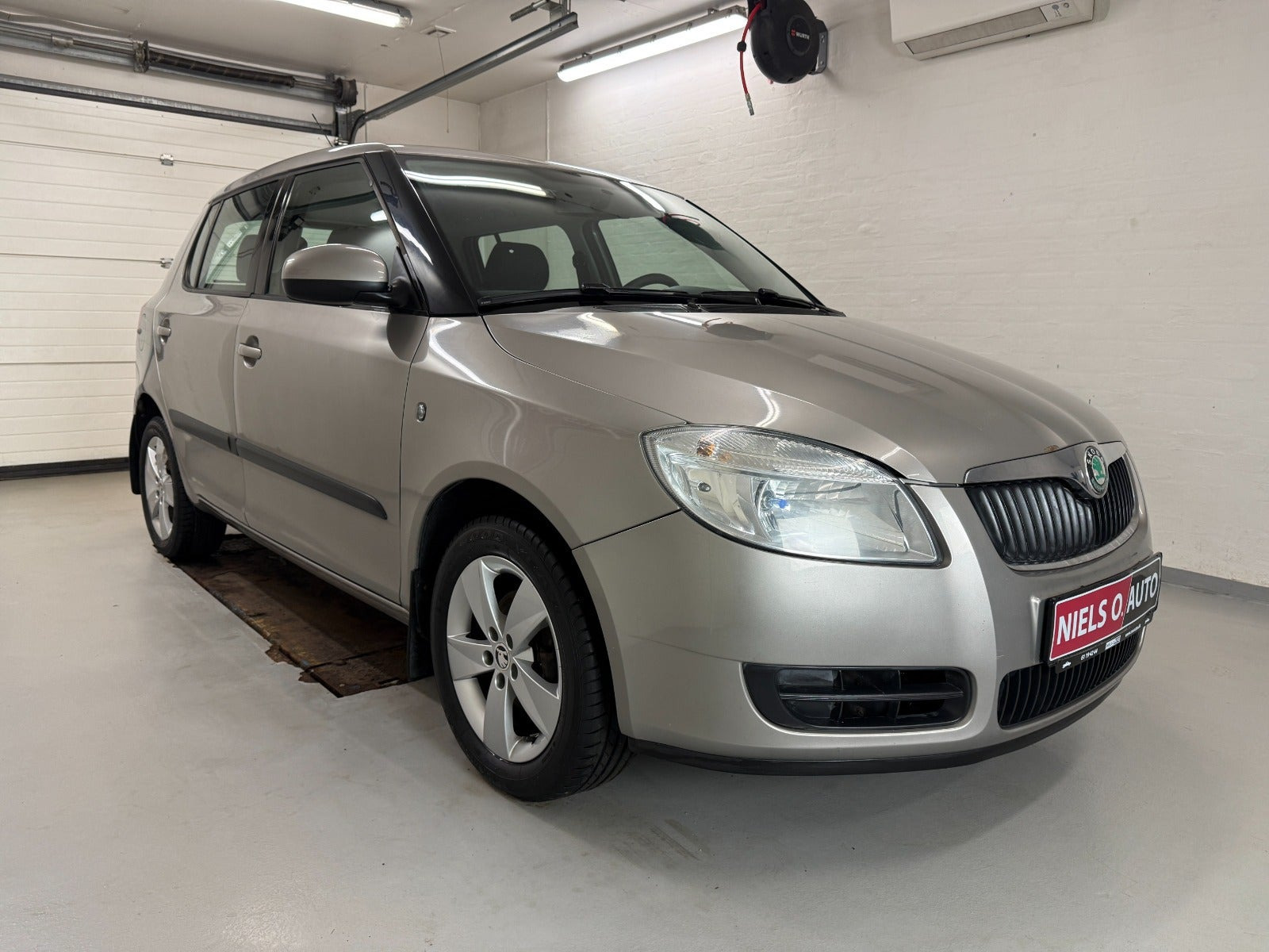 Grå Skoda Fabia fra 2008