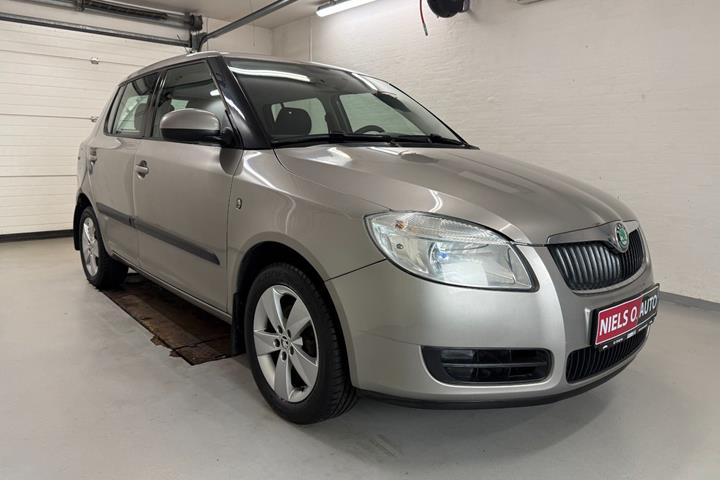 Grå Skoda Fabia fra 2008