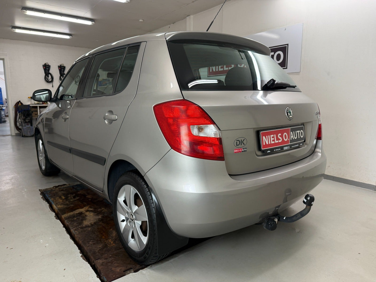 Grå Skoda Fabia fra 2008