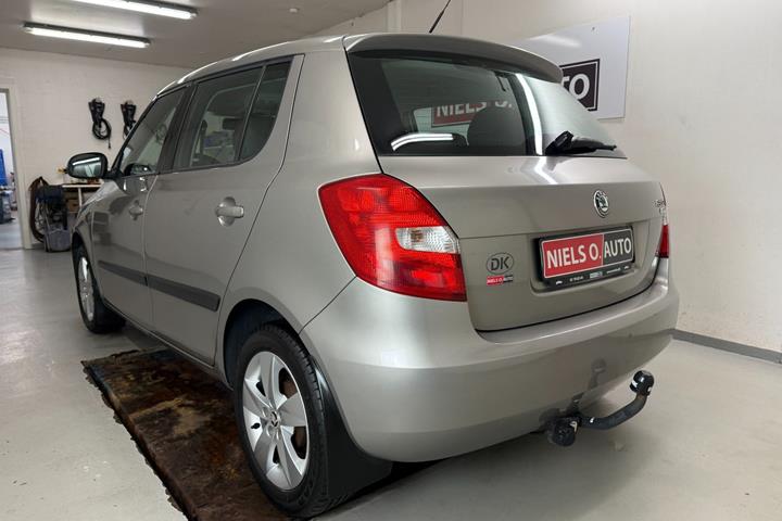 Grå Skoda Fabia fra 2008