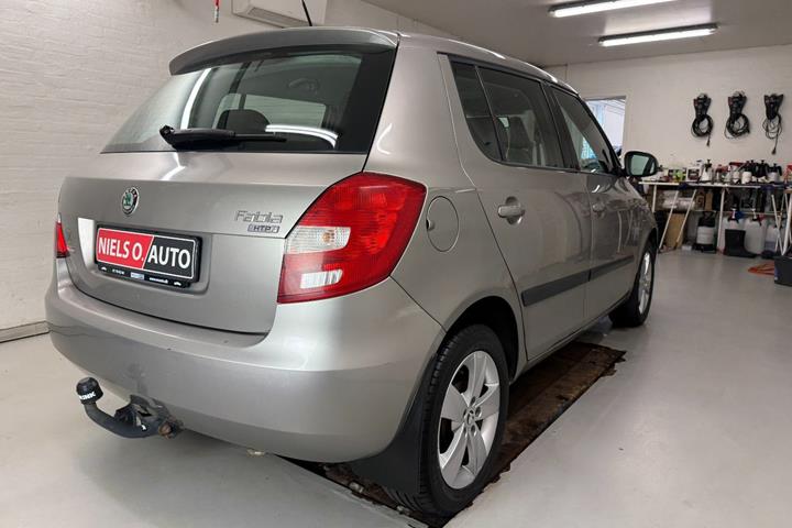 Grå Skoda Fabia fra 2008