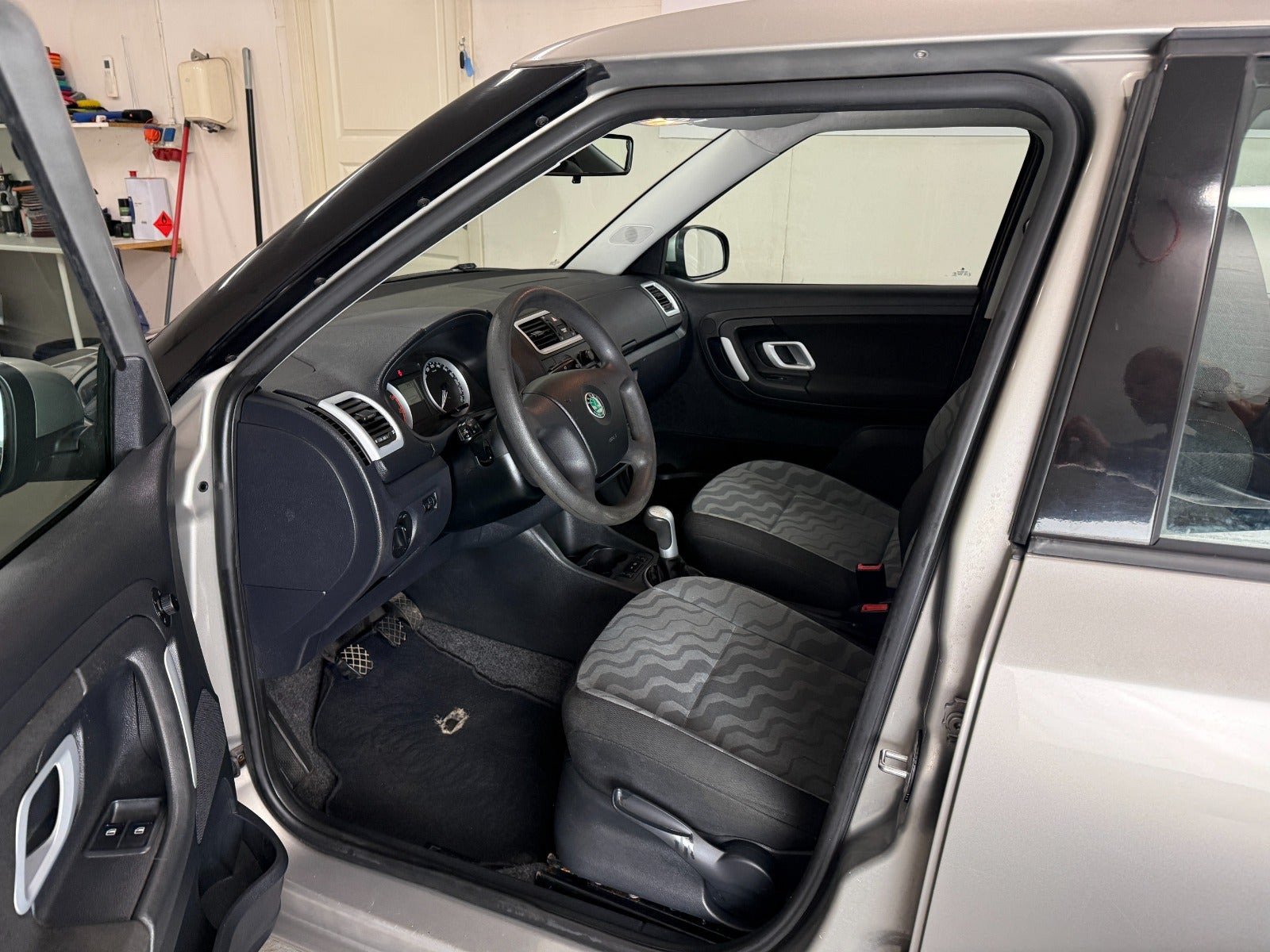 Grå Skoda Fabia fra 2008