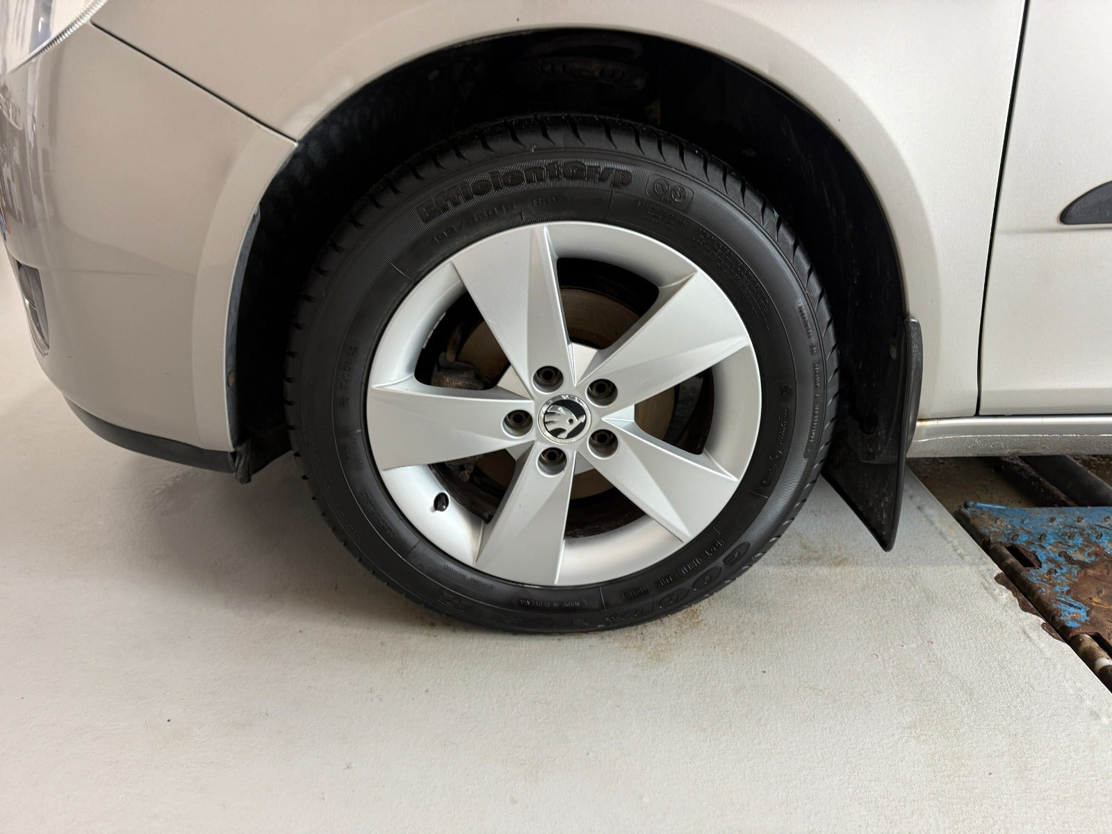 Grå Skoda Fabia fra 2008