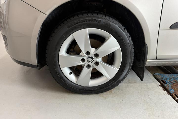 Grå Skoda Fabia fra 2008