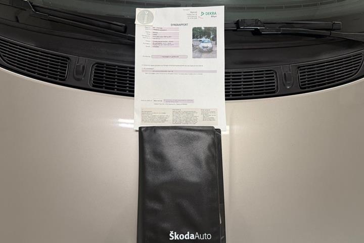 Grå Skoda Fabia fra 2008