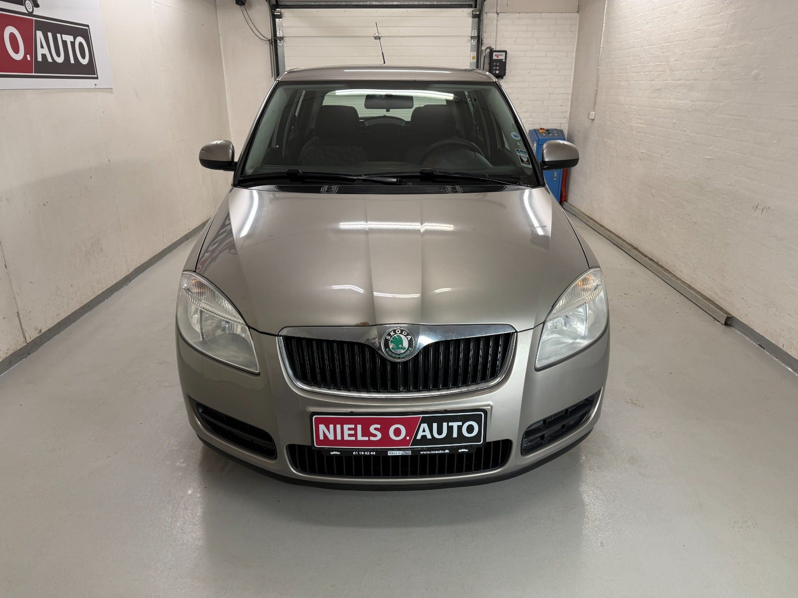 Grå Skoda Fabia fra 2008