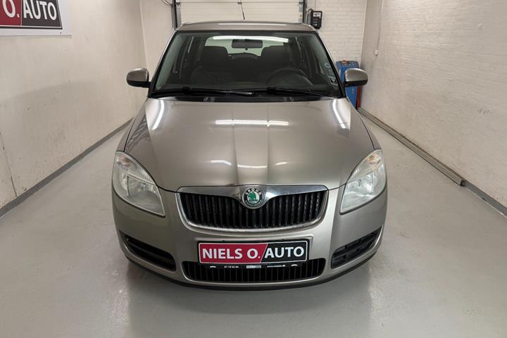 Grå Skoda Fabia fra 2008