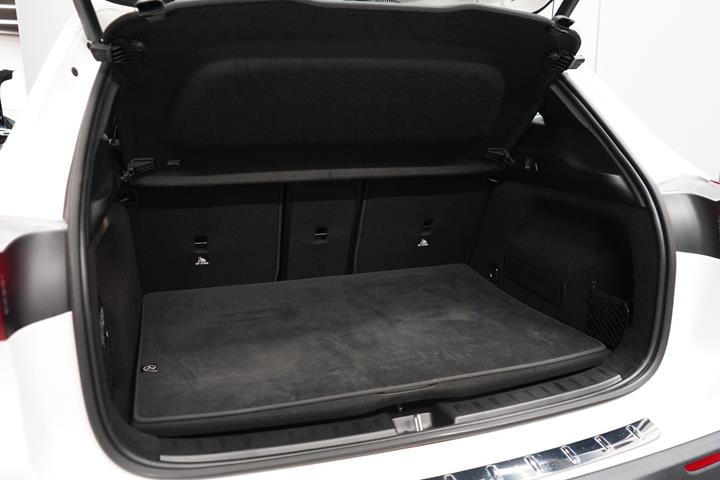 Hvid Mercedes EQA250 fra 2025