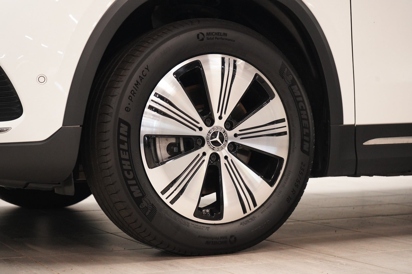 Hvid Mercedes EQA250 fra 2025