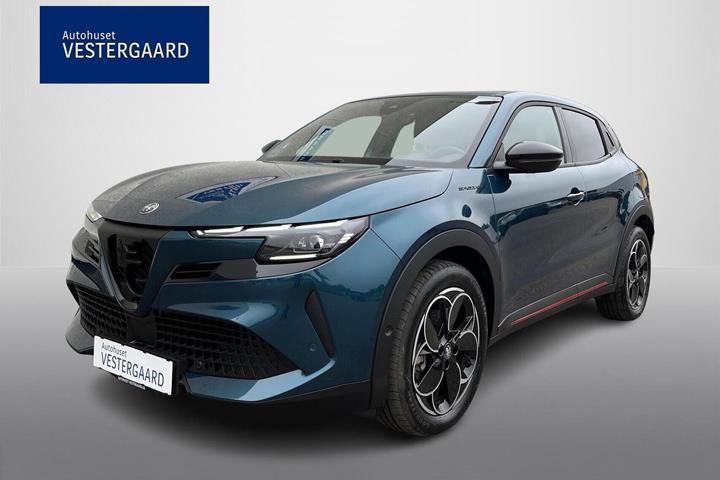 Blå Alfa Romeo Junior fra 2024 set udefra