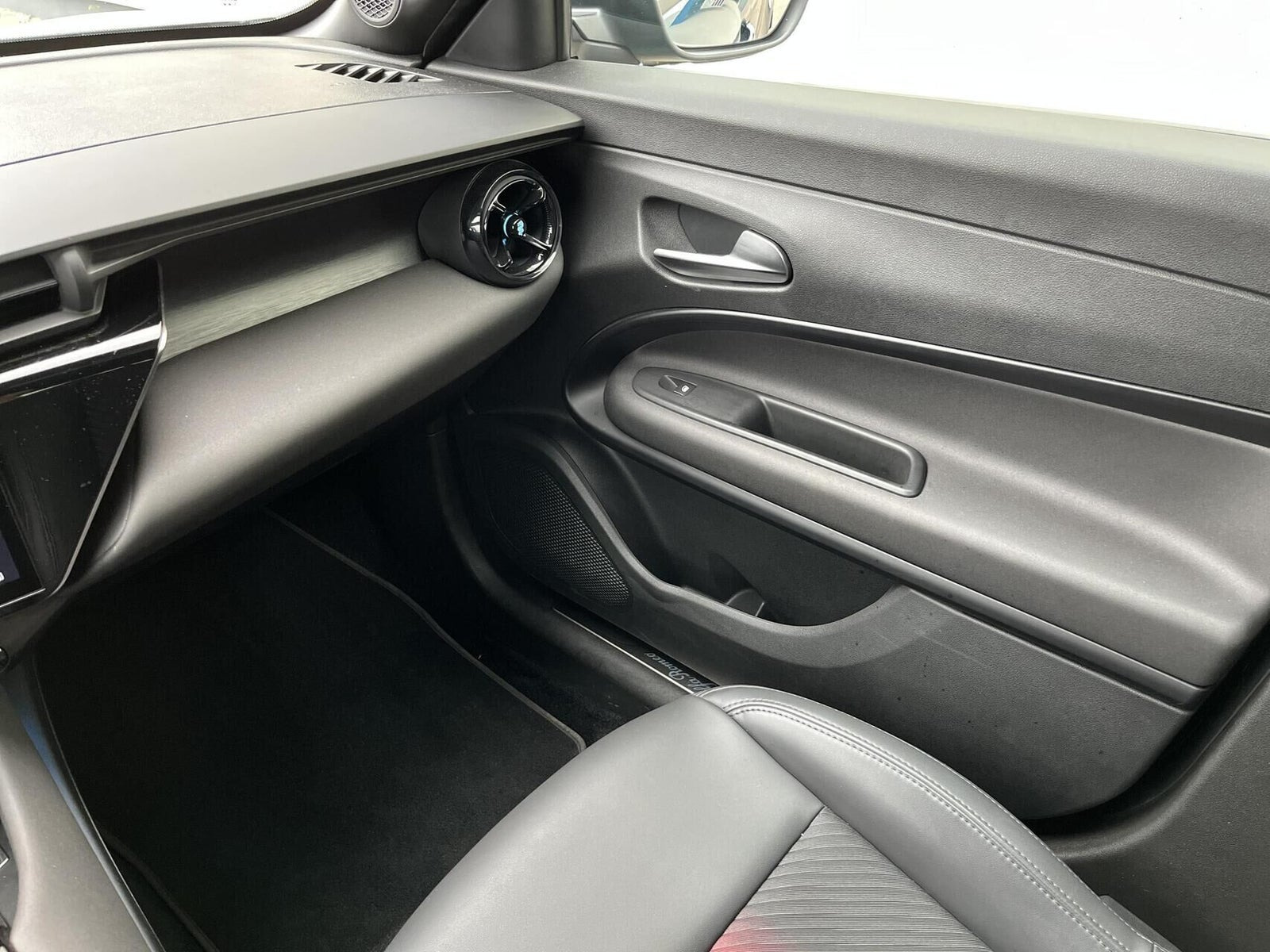 Blå Alfa Romeo Junior fra 2024