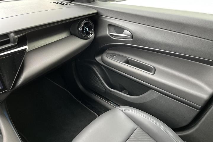 Blå Alfa Romeo Junior fra 2024