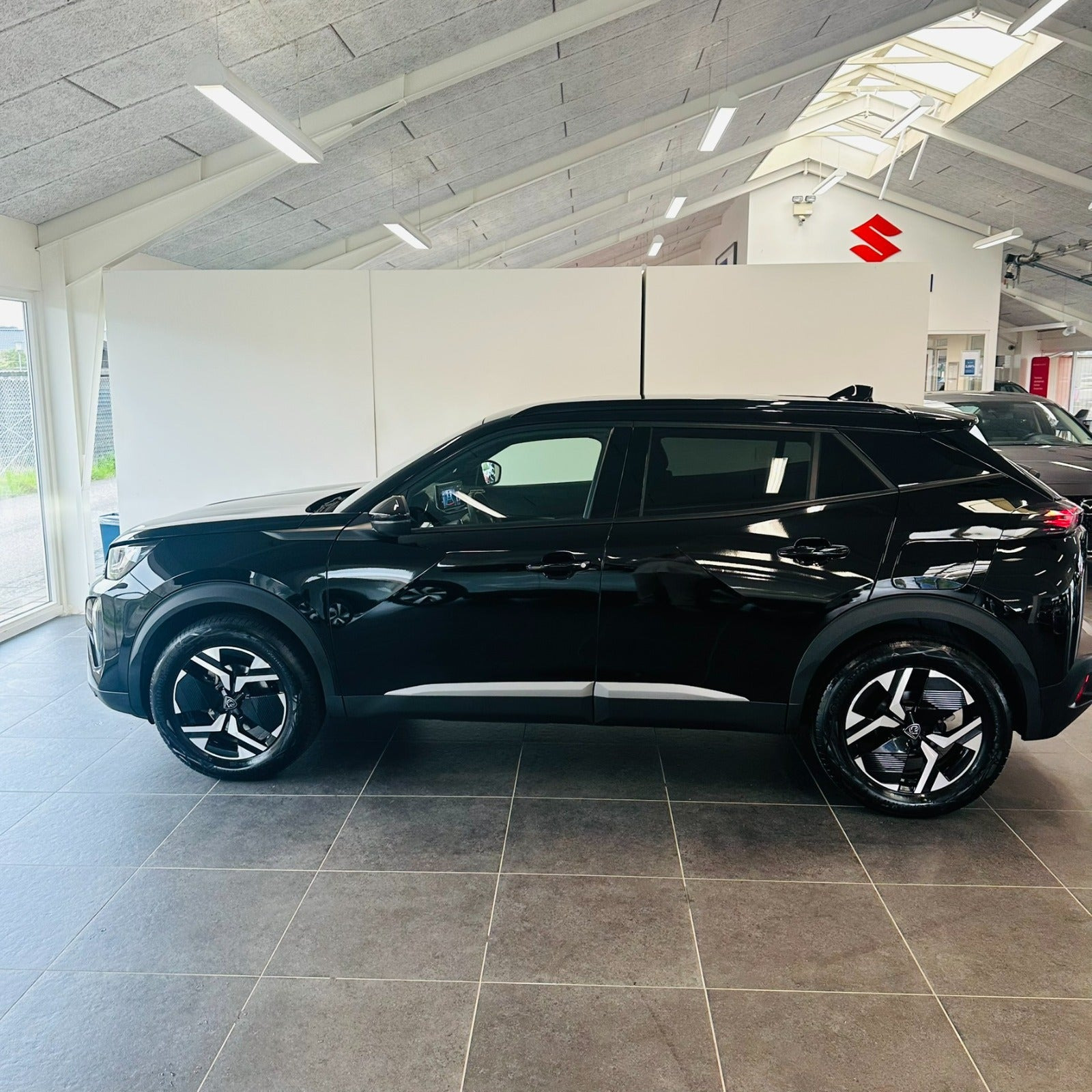 Sort Peugeot 2008 fra 2023