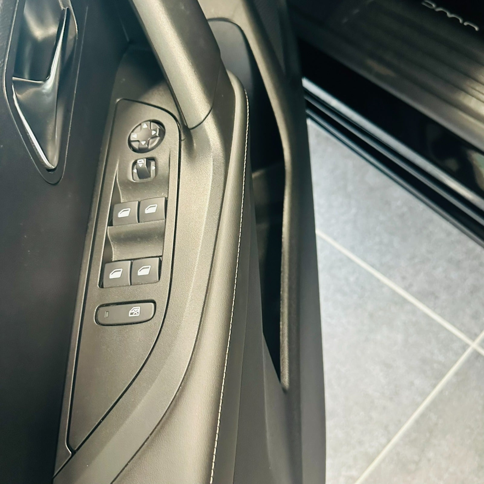 Sort Peugeot 2008 fra 2023