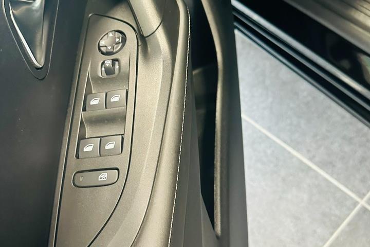Sort Peugeot 2008 fra 2023