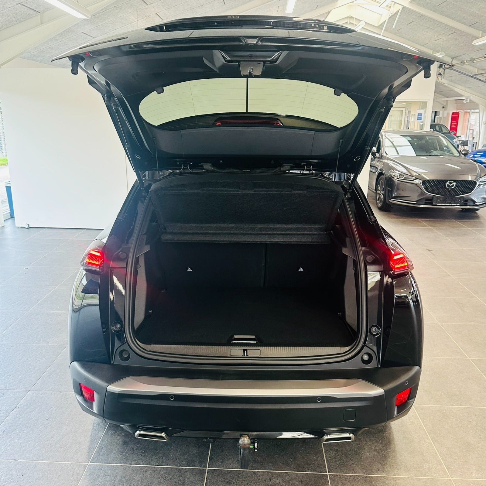 Sort Peugeot 2008 fra 2023