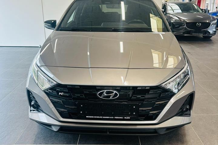 Grå Hyundai i20 fra 2022