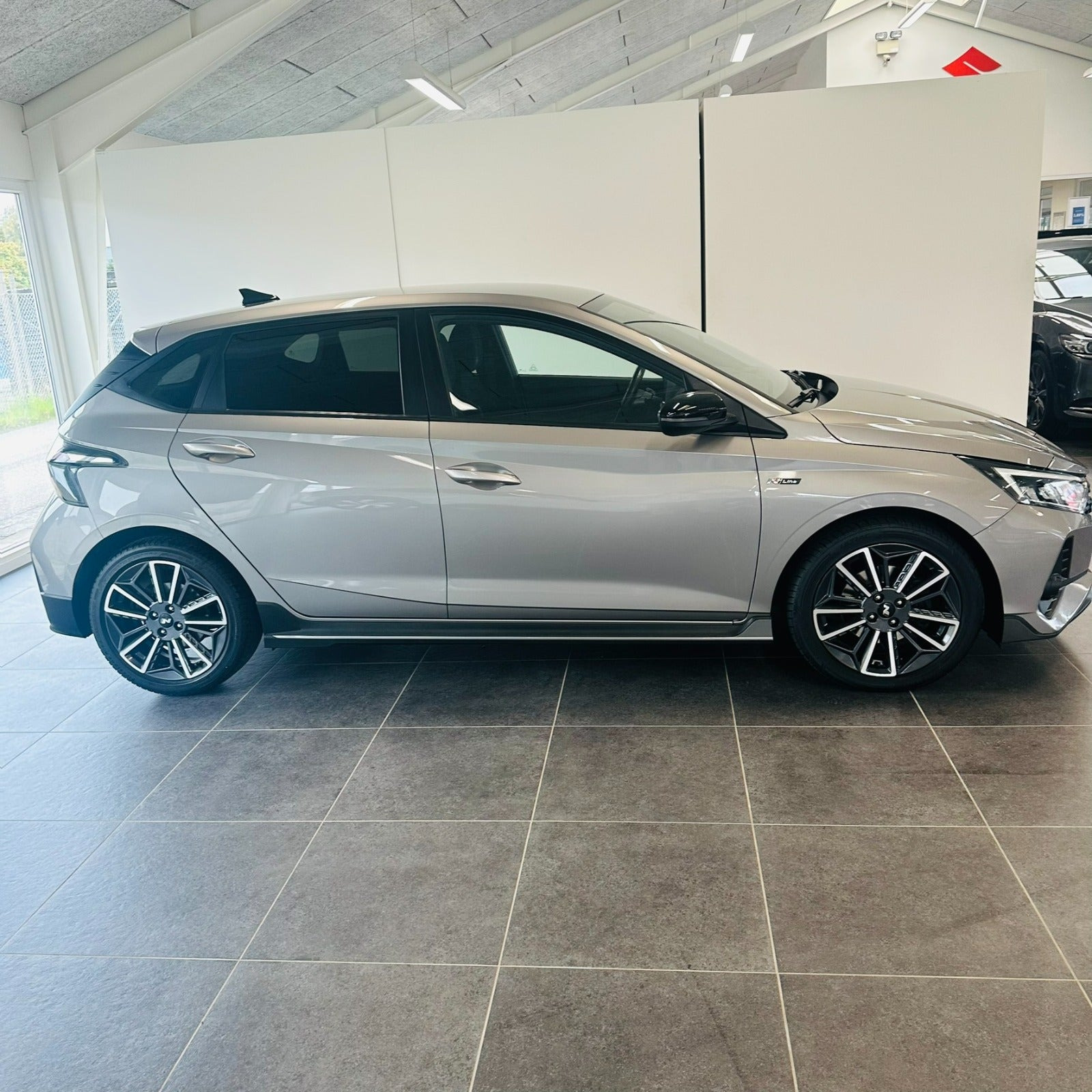 Grå Hyundai i20 fra 2022