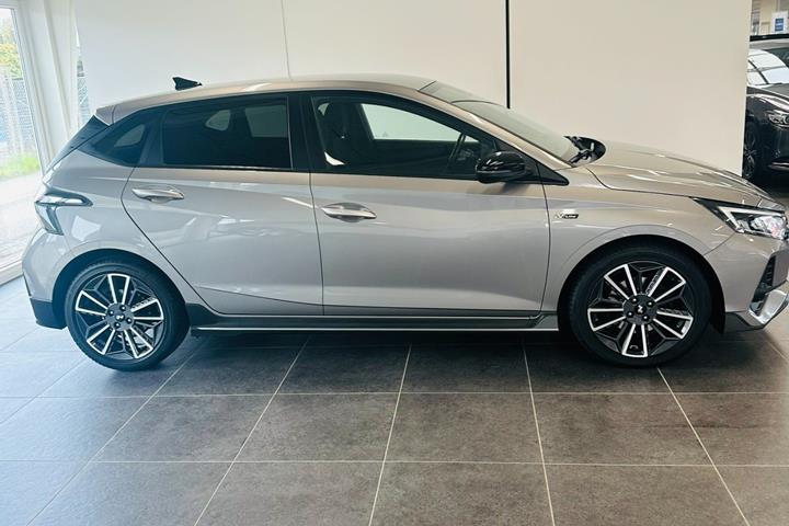 Grå Hyundai i20 fra 2022