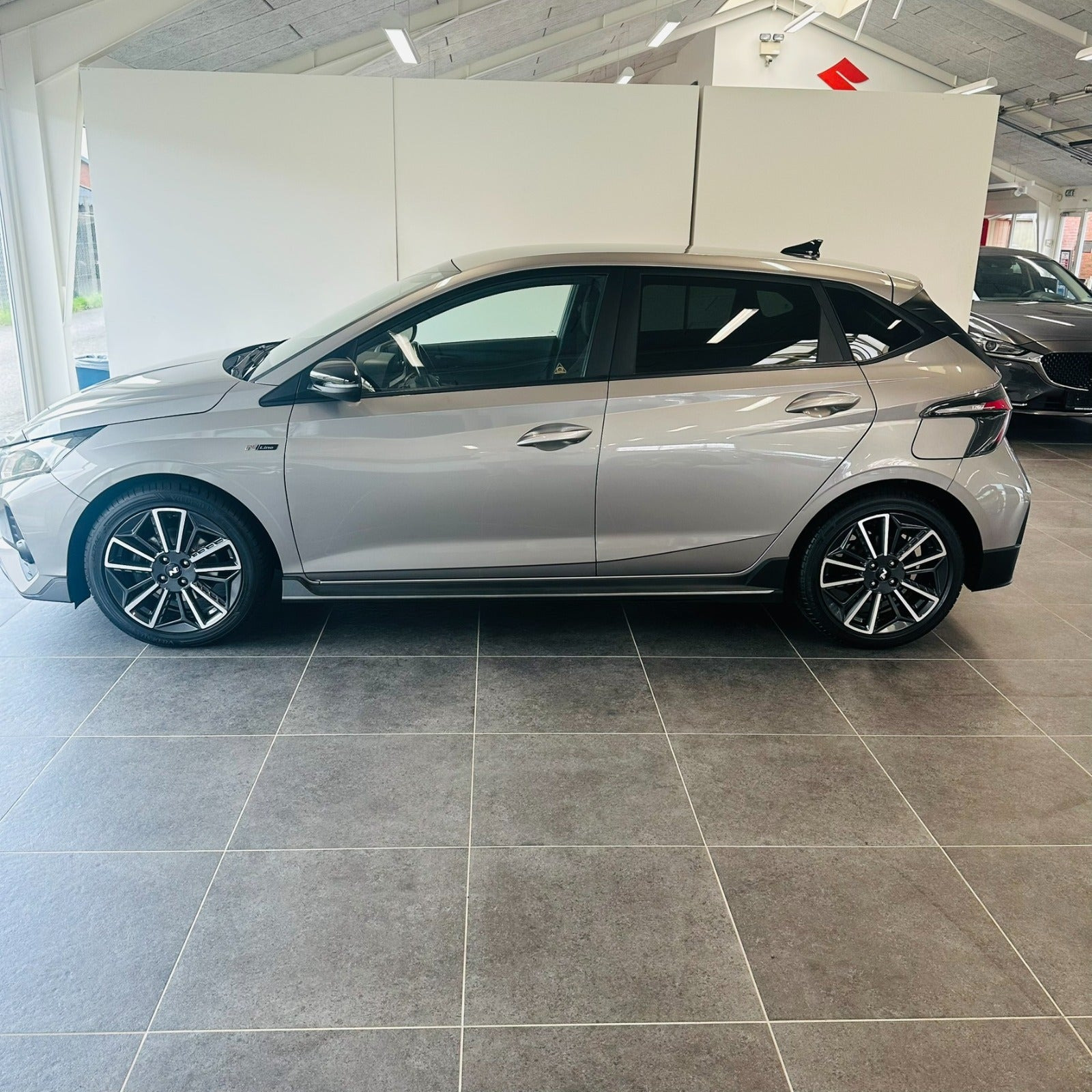 Grå Hyundai i20 fra 2022