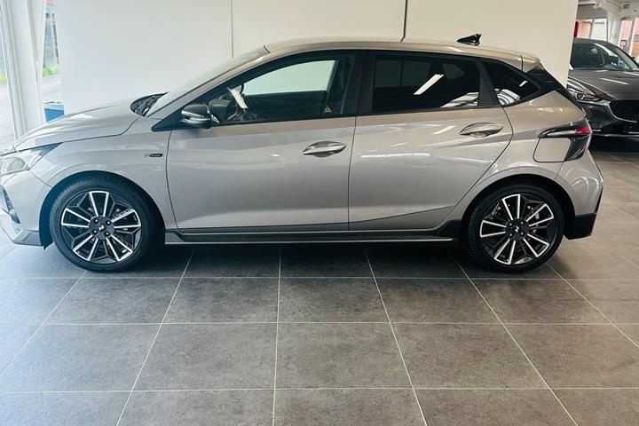 Grå Hyundai i20 fra 2022