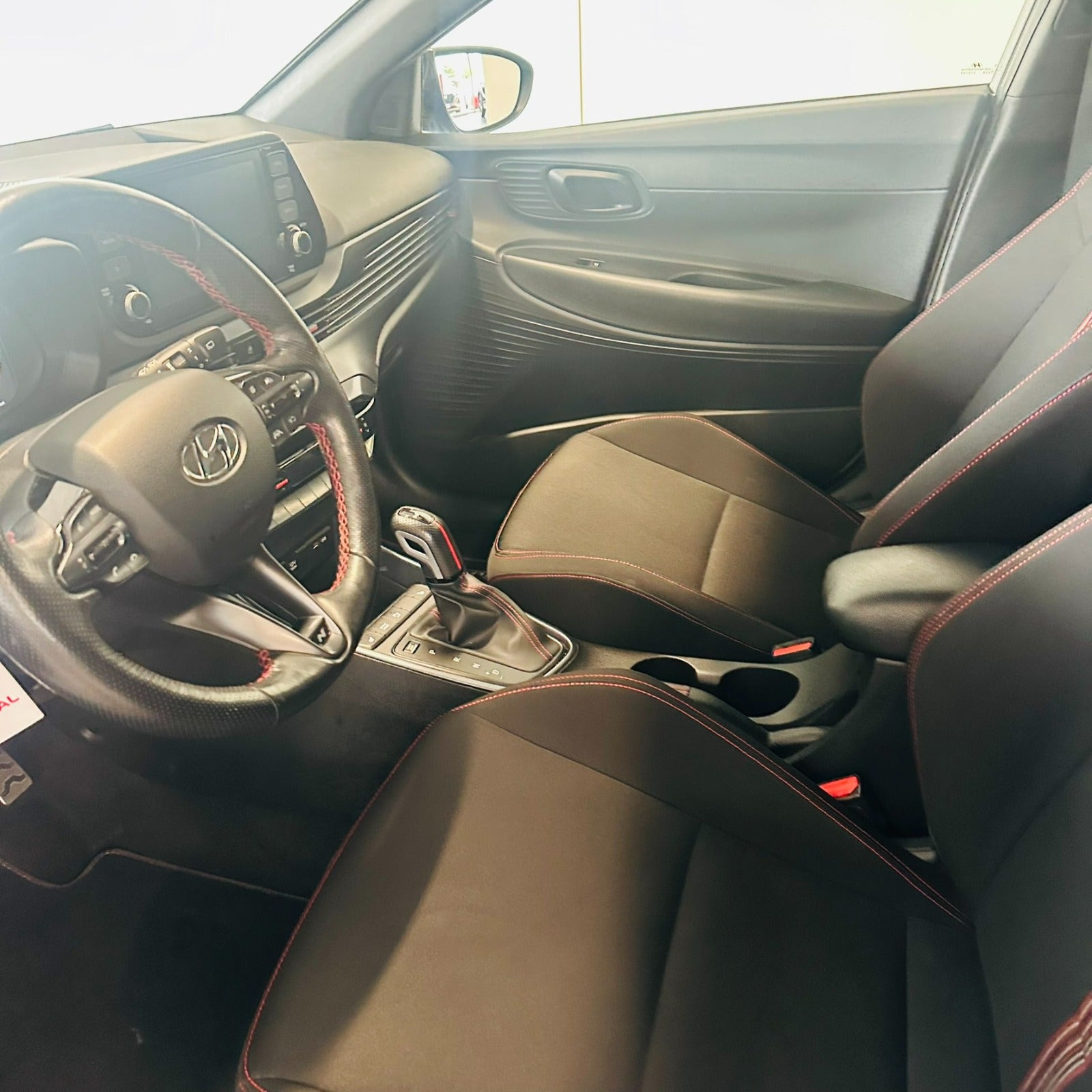 Grå Hyundai i20 fra 2022