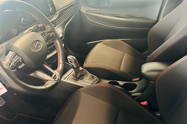 Grå Hyundai i20 fra 2022