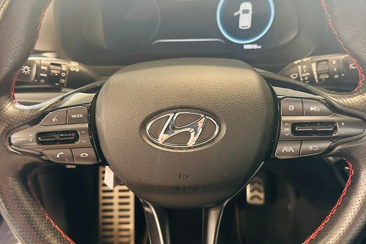 Grå Hyundai i20 fra 2022