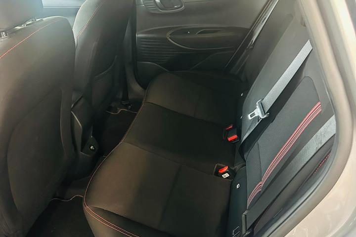 Grå Hyundai i20 fra 2022