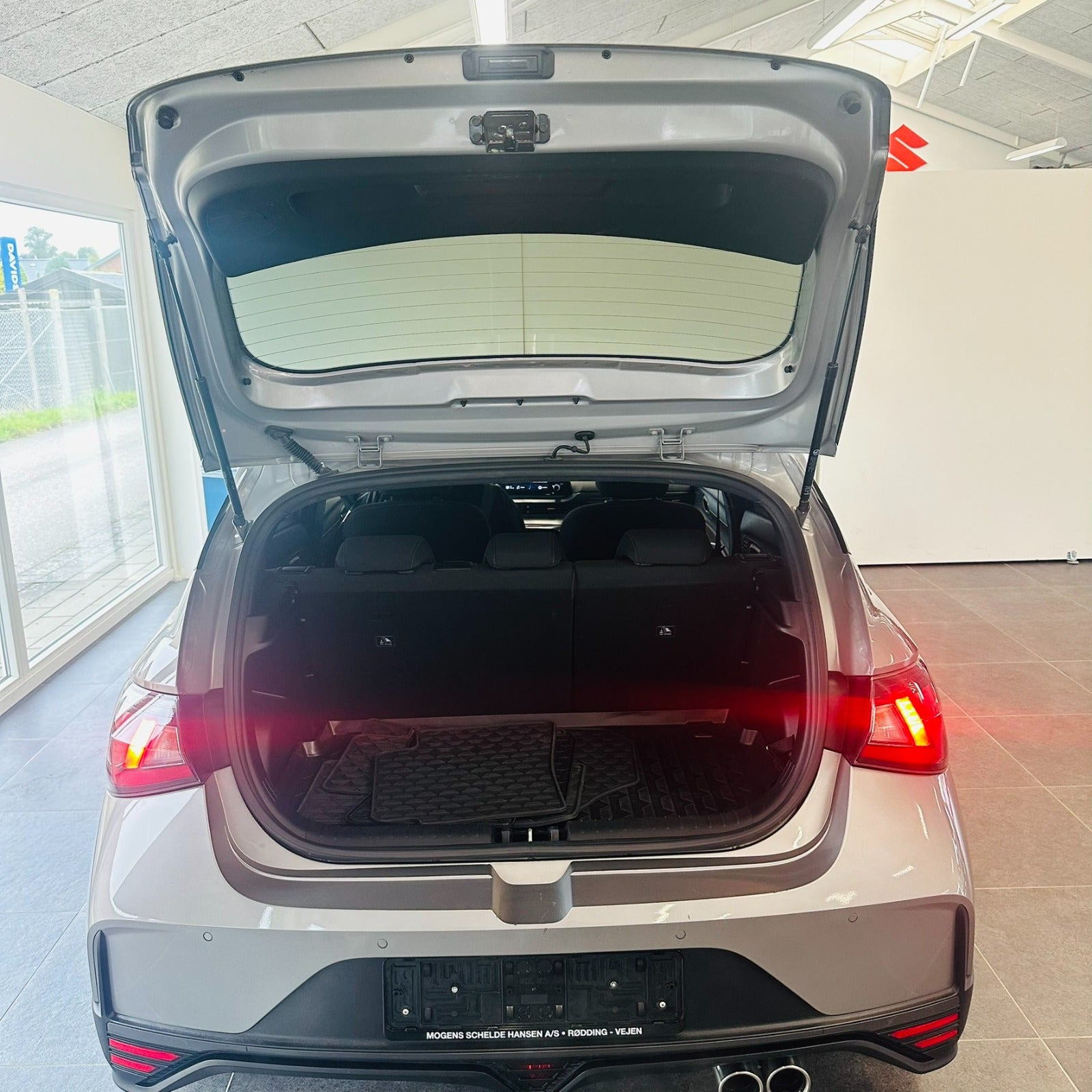 Grå Hyundai i20 fra 2022