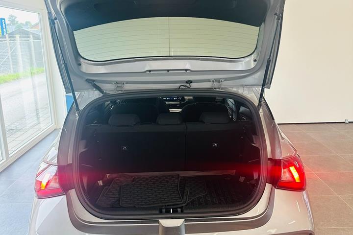 Grå Hyundai i20 fra 2022