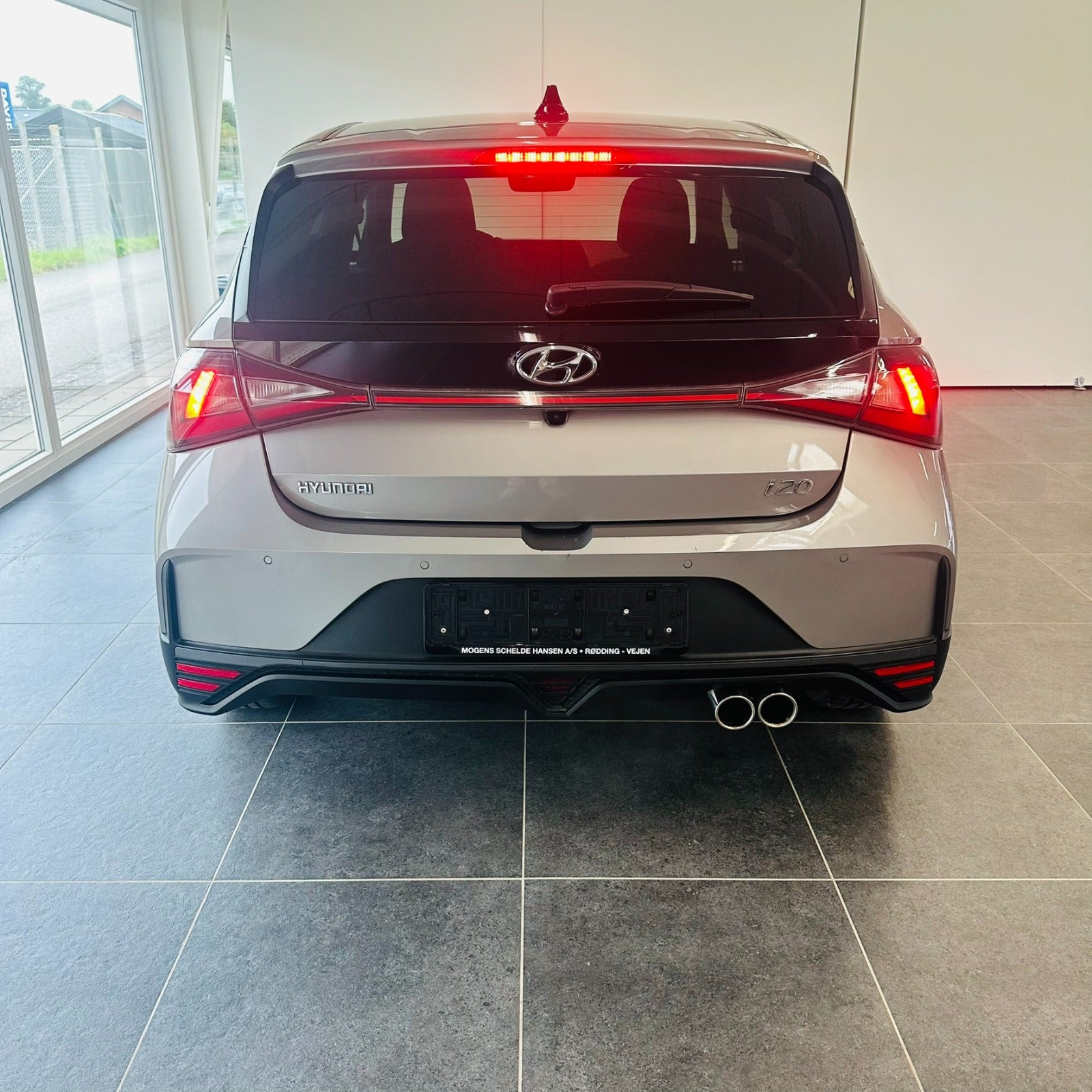 Grå Hyundai i20 fra 2022