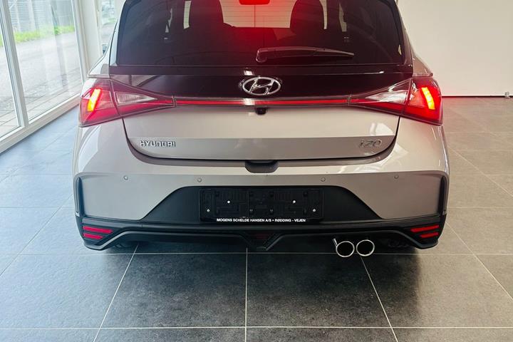 Grå Hyundai i20 fra 2022