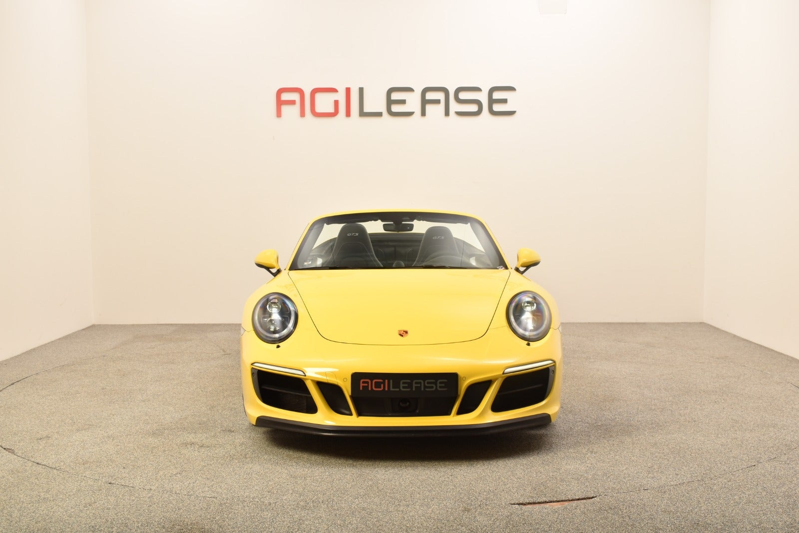 Gul Porsche 911 Carrera 4 GTS fra 2017
