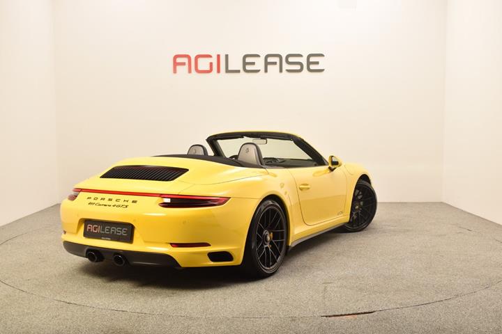 Gul Porsche 911 Carrera 4 GTS fra 2017